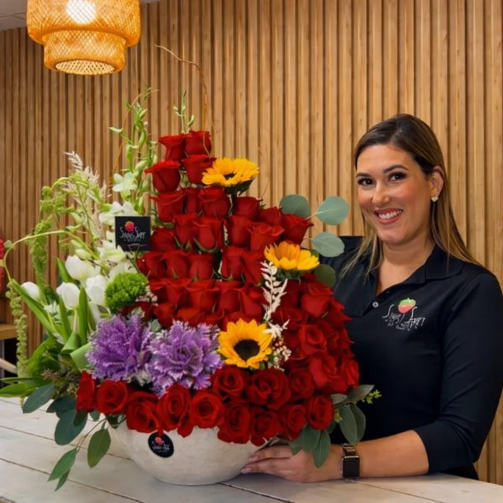 Cliente feliz con arreglo floral