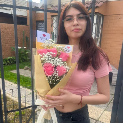 Cliente feliz con bouquet